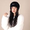 Gorro de Felpa con Circunferencia de Cabeza Grande para Mujer 2026 Nuevo Otoño e Invierno Gorro Cálido Protector de Orejas Estilo Americano Gorro con Logo Metálico