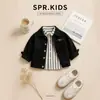 Roupa de outono estilo coreano para crianças: uma jaqueta jeans de menino com gola, uma camisa de manga comprida listrada e calças jeans com estampa de grafite - um conjunto casual