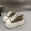Zapatos casuales y de moda para mujer con estampado de leopardo para otoño, con cordones, suela gruesa para mayor altura, estilo versátil, colección 2026, adecuados para mujeres petite, con suela de plataforma