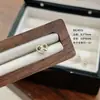 Aretes de Hueso de Oreja de Acero de Titanio 316L, Aretes de Nudo Alcalino Color Café Dorado Hueco a la Moda y Sencillos, Estilo Dulce y Fresco, No Necesitan Quitarse al Dormir