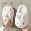 Bonitas pantuflas de algodón con forma de conejo, estilo mujer, para otoño e invierno, aptas para uso en interiores, antideslizantes, mullidas, cálidas y con diseño de caricatura; disponible al por mayor