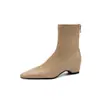 Estas elegantes botas de color nude, con aspecto de ante, de corte ajustado y con tacón oculto son perfectas para combinar con un abrigo y realzarán tu look general.. Son botines de tacón medio, punta fina, para mujer, de 2026