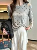 Nova camisa básica de outono e inverno com flocking e gola redonda para mulheres, de manga comprida, moda estilo coreano com design degradê, blusa de tricô versátil