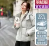 2026 Nova Jaqueta Puffer Branca de Penas de Ganso Feminina Curta com Capuz Espessada Quente Outerwear Solto Petite