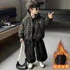 Conjunto de Moletom Pelúcia para Meninos Outono Inverno 2026 Novo Jaqueta Xadrez Espessa Infantil Roupas de Inverno Conjunto Quente de Três Peças Tendência