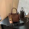 Bolso Cubo Retro de Color Sólido de Alta Gama para Mujer Otoño 2026 Nuevo Bolso Cruzado de Hombro Versátil Casual con Colgante