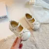 Zapatos de piel de color liso para niñas, nuevo estilo primavera/verano 2026, lindos zapatos de princesa con lazo para niños pequeños, niños de todas las tallas.