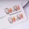 Uñas postizas con degradado gris niebla y líneas cepilladas combinadas con lentejuelas de colores, forma de uña cuadrada-redonda corta, puramente hechas a mano, estilo simple de lujo ligero