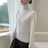 Nova blusa de base de malha de cashmere para outono e inverno, moderna e versátil para o trabalho, macia e confortável, cor sólida, gola alta sobreposta, corte solto para mulheres
