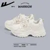 Sapatos de puxar para trás, sapatos de pai para mulheres, novos sapatos brancos da moda ins da primavera de 2026, sapatos que aumentam a altura, sapatos esportivos femininos