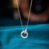 Colar de Anel, Moda de Nicho de Luxo Leve, Design de Anéis Entrelaçados, Anel Totalmente Cravejado com Diamantes, Colar Simples