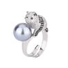 Anillo de perlas de Swarovski de lujo, elegante y ligero, con base de cobre y baño de oro, de Zhuang Shengsheng, 2024