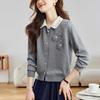 Cardigan Tricotado com Gola Lapela Color Block e Flor Tridimensional para Mulheres 2025 Nova Coleção Primavera & Outono Jaqueta Suéter Curta Super Bonita