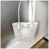2026 Nova Bolsa Feminina Estilo Coreano Couro Macio Trançada Vazada Cesta de Frutas Moda Bolsa de Mão para Feriado Bolsa Tote para Ombro/Axila