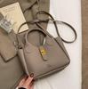 Este año, la popular bolsa de cesta de verduras de mano para mujer, nueva bolsa tipo cubo colgante de sensación informal, simple y de alta gama, 2025