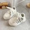 Otoño 2026 Nuevos Zapatos para Niños Niños Casuales Deportivos Zapatos de Skate Niñas Estilo Coreano Niños Medianos y Mayores Zapatos Individuales Estudiante Zapatos Blancos