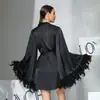 Estilo Comercio Exterior Negro Satén Sedoso Lujo Ligero Atractivo Camisón con Cordones y Decoración de Plumas Bata Larga Holgada de Manga Larga 1159