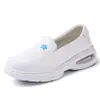 Zapatos de enfermera para mujer en stock para otoño, con amortiguación de aire, suela blanda, transpirables, resistentes al olor, antideslizantes, adecuados para el trabajo en el hospital, zapatos blancos, disponibles para venta al por mayor y dropshipping