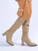 Botas Femininas de Cano Alto 2025 Novas Botas de Moda Outono e Inverno Europeias e Americanas Tamanho Grande Salto Alto Cor Sólida Bico Fino Slip-On Botas Amassadas