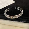 Pulsera de circonitas de cuatro pétalos de estilo lujoso y ligero para mujer, elegante y súper brillante, con un toque retro de alta gama.