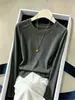 Elegante camiseta de manga larga con estampado de espina de pez para mujer, colección de principios de otoño 2026, favorecedor y elegante color gris, versátil diseño de cuello redondo