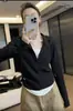 Camiseta de manga larga con cuello en V, estilo coreano de nicho, hombros rectos, efecto dos piezas, para mujer, principios de otoño, ceñida a la cintura, corta, adelgazante, top de capa base