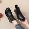 Botas Chelsea Femininas de Couro Macio Estilo Vintage com Solado Plano para Outono Inverno 2026 Novas com Solado Macio Bico Largo Antiderrapantes Confortáveis Botas para Mãe Botas Individuais