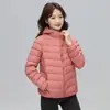 Nova jaqueta de plumas leve 2026 para mulheres, estilo curto, com capuz, corte justo, quente, plumas de pato branco, elegante casaco de inverno