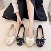 Sapatilhas Femininas Moda Verão 2025 Versátil Retro Laço Pérola Bico Quadrado Baixo Antiderrapante Mocassins