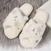 Nuevas pantuflas peludas de comercio exterior transfronterizo, pantuflas de felpa planas de moda con pedrería, talla grande para interior del hogar, talla 43