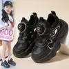 Tênis esportivos infantis de malha respirável para meninos e meninas, verão 2024, nova sola macia, tênis brancos de malha única, estilo 'dad shoes' vazado