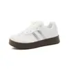 Zapatillas de plataforma versátiles de moda estilo coreano para mujer, colección otoño 2026, populares entre los estudiantes, perfectas para usar en el campus, ir al trabajo y ocasiones casuales, estilo de zapatilla de entrenamiento alemán