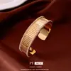 Pulsera Abierta Rayada Tachonada de Diamantes Electrochapada en Oro Real de 18 Quilates Joyería de Moda Versátil Simple Europea y Americana Venta al por Mayor