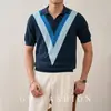 Ropa de punto de manga corta para hombre Camisa polo de triángulo a rayas Cuello en V Camiseta de corte ajustado Comercio exterior Venta al por mayor transfronteriza Camiseta a rayas para hombre