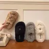 Pantuflas blancas mullidas de suela gruesa para mujer, nuevo estilo otoño/invierno 2026, pantuflas de algodón mullidas de moda, zapatos de algodón de una tira
