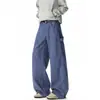 Calça de trabalho estilo americano com design de respingos de tinta azul, apresentando uma estética desconstruída moderna, corte relaxed, perna reta e estilo wide-leg para um look casual.