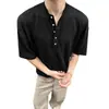 2026 Nova Camiseta Masculina Estilo Old Money Gola Henley Retrô Tricô Americana Solta Casual Manga Curta para Homem