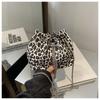 Bolsa de ombro feminina com estampa de leopardo e cordão, nova bolsa de ombro feminina de outono 2025, moderna, simples e com corrente, bolsa transversal da moda