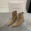 Botas de tornozelo pontudas de camurça estilo francês para mulheres, nova coleção outono/inverno 2026, botinhas afinadoras, botas de tornozelo de salto alto com uma única tira