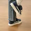 Tênis Casuais Retrô de Solado Grosso para Mulheres 2026 Novos Sapatos Brancos Versáteis para Mulheres com Design Único Sapatos de Pão Atacado