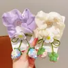 Goma para el pelo con colgante de flor de fresa estilo coreano, un accesorio para el cabello alegre y dulce para que los niños recojan su cabello en un moño
