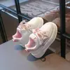 Tênis Brancos Infantis 2026 Primavera Novo Fashionável Leve Calçados Esportivos para Meninas, Tênis de Solado Macio para Meninos e Crianças Pequenas