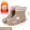 Botas de lluvia cortas elegantes, forradas de polar y acolchadas, zapatos de cocina antideslizantes e impermeables, botas de agua para mujeres, estudiantes y adultos, zapatos de goma cálidos de invierno