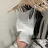 Foto Real de una Chica Atractiva con un Camisole Tejido, Adecuado para Primavera y Verano 2026, Corte Ajustado, Estilo Corto, Top sin Mangas para Ropa de Abrigo