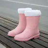 Botas de chuva Femininas sapatos impermeáveis moda novo adulto cano médio leve antiderrapante forro de lã espesso quente resistente ao desgaste calçados externos de borracha
