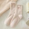 Calcetines de terciopelo de visón con bordado de amor para mujer, calcetines de tubo medio de otoño e invierno, calcetines de felpa gruesa y dulces para dormir en el suelo con forma de luna.