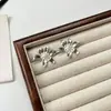 Brincos de Flor Simples da Moda Europeia e Americana Mais Vendidos para Mulheres, Brincos de Design de Nicho da Moda Tendência para Mulheres