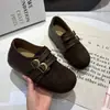 Zapatos Birkenstock de Cobertura Total con Doble Hebilla Otoño 2026 Nueva Llegada Diseño Retro Maillard Sentido de Diseño Tacón Súper Suave Pisada Calzado Perezoso de Dos Vías