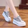 Tênis de Lona Grou de Nuca Branca Feminino Novo Estilo Baotou Meias Sapatilhas Verão Uso Externo Sapatos Femininos com Aumento de Altura Solado Grosso Bolo de Esponja Sapatos Preguiçosos