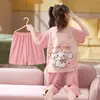 Pijama de Verano para Niñas, Conjunto de Tres Piezas de Imitación de Algodón, Estilo Delgado, Nuevo Modelo 2026, Pantalones Largos de Manga Corta para Niños, Ropa de Casa para Primavera y Otoño